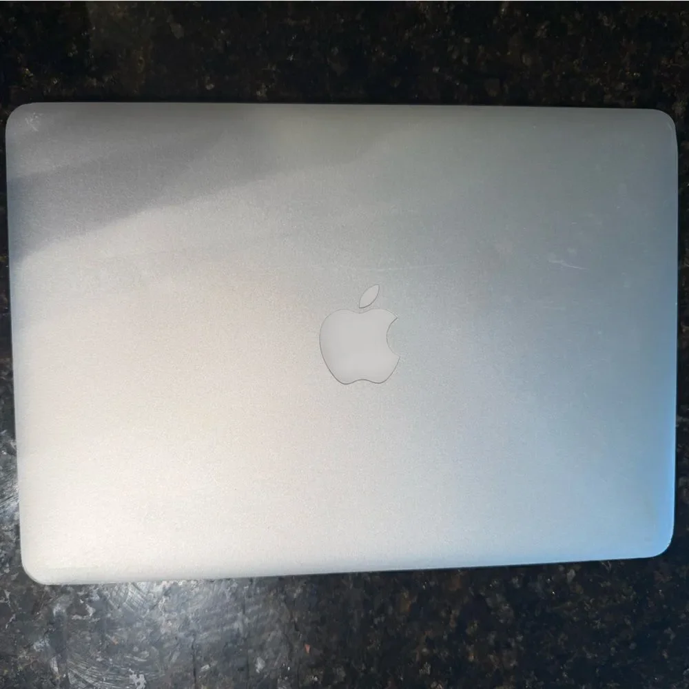 MACBOOK 2013 Pro Silver 13 Inch 256gb LIKE NEW CONDITION Charger REFURBISED :)